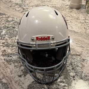 Riddell Victor SM/MED Football Helmet white